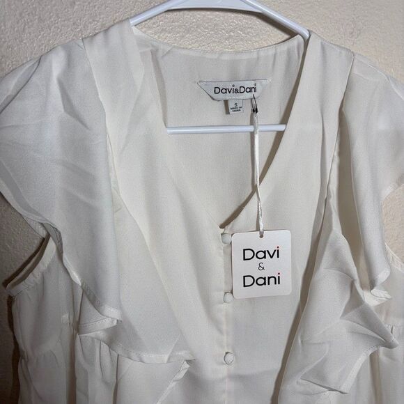 Davi & Dani Blouse Women's Small Ivory Button Up Ruffle Short Sleeve Top NWT - Picture 3 of 8